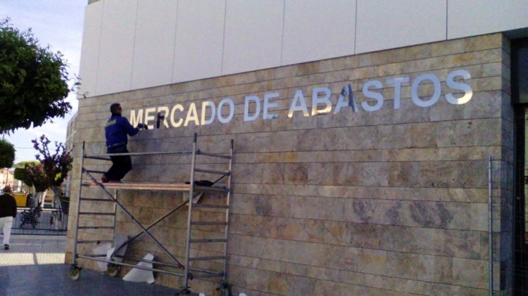 Letras recortadas en acero inoxidable para la plaza de Abastos de La Algaba en Sevilla