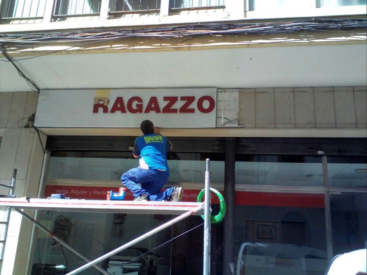 Letras recortadas en metacrilato sobre frente fresado e iluminado. Ragazzoni Peralta Sevilla.