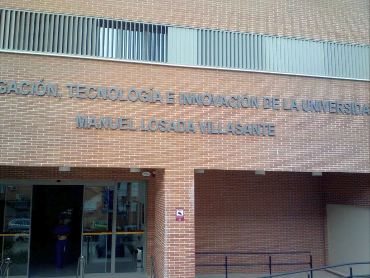 Letras recortadas en pvc de 30 mm y lacadas. Universidad de Sevilla.