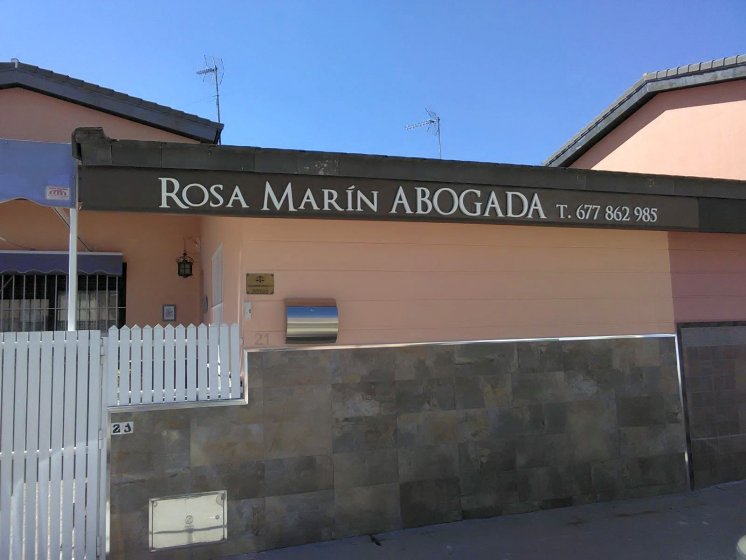 Letras recortadas en PVC lacado, para Rosa Marín Abogada en Sevilla