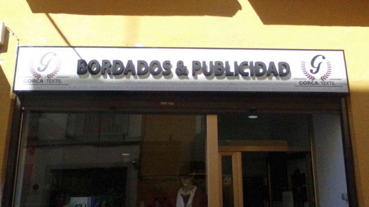 Letras recortadas en PVC lacado sobre caja luminosa. Sevilla