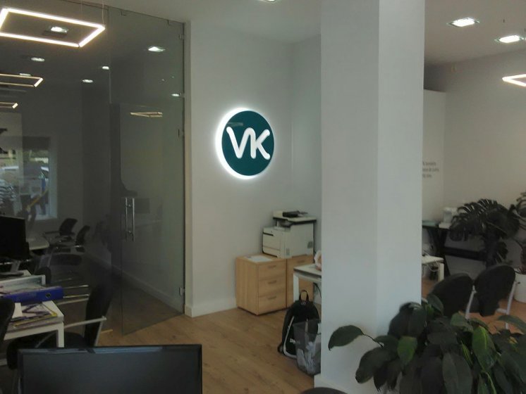 Logotipo en caja corpórea lacada e iluminda por led. Inmobiliaria VK Sevilla.