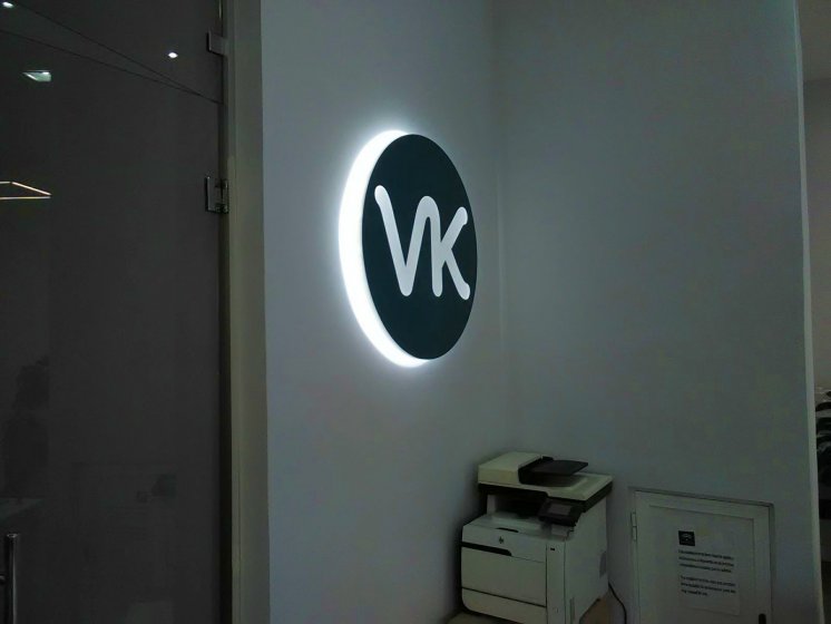 Logotipo en caja corpórea lacada e iluminda por led. Inmobiliaria VK Sevilla.