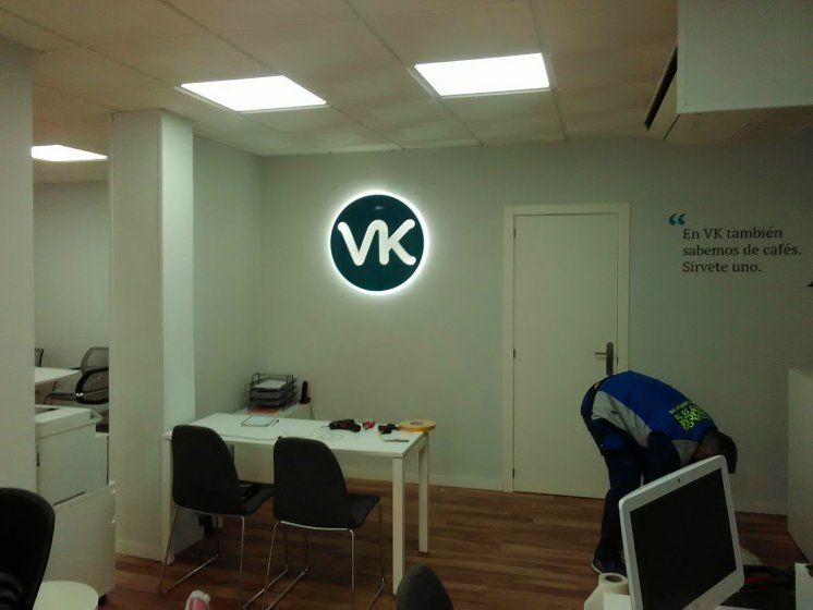 Logotipo en caja corpórea lacada e iluminda por led. Inmobiliaria VK Sevilla.