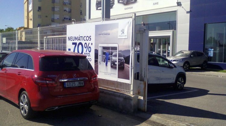 Lona promocional o publicitaria. Peugeot Automares Sueminencia Sevilla.