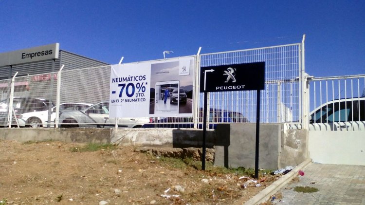 Lona promocional o publicitaria. Peugeot Automares Sueminencia Sevilla.