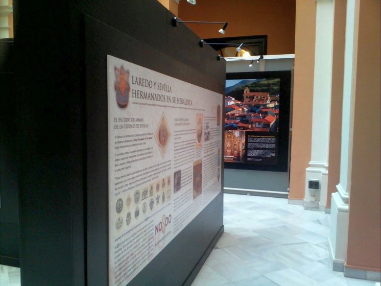 Montaje de Exposición Laredo Sevilla en el Ayuntamiento de Sevilla.