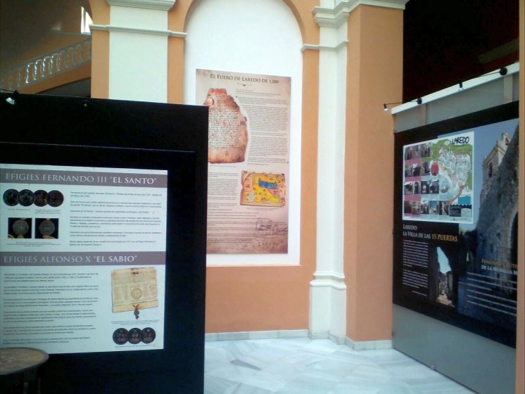 Montaje de Exposición Laredo Sevilla en el Ayuntamiento de Sevilla.