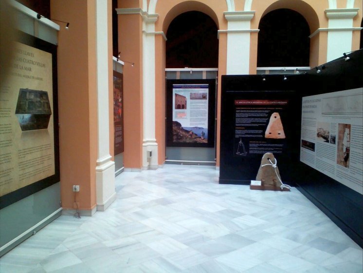 Montaje de Exposición Laredo Sevilla en el Ayuntamiento de Sevilla.