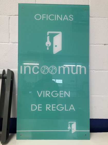 Placa de metacrilato rotulada a la inversa. Virgen de Regla