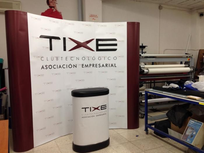 Pop up con estructura de aluminio y gráfica en glaspa laminada. Para el club empresarial TIXE de Dos Hermanas Sevilla.