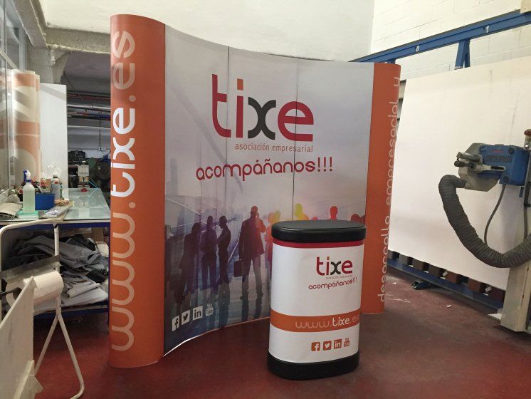 Pop up con estructura de aluminio y gráfica en glaspa laminada. Para el club empresarial TIXE de Dos Hermanas Sevilla.