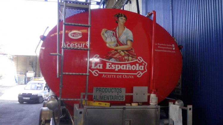 Rotulación de camión cisterna, en vinilos de corte e impresión digital fundidos. Aceites la Española Acesur Sevilla.