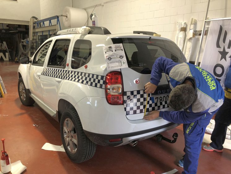 Rotulacion de Coche Policía con vinilos especiales reflectantes. Ayuntamiento de Castilblanco de los Arroyos Sevilla.