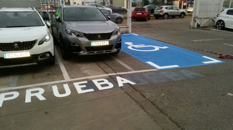 Rotulación con pintura de suelo de plazas de parking minusválido. Peugeot Automares Sueminencia Sevilla.