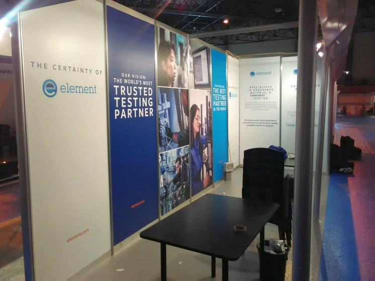 Rotulación con vinilo laminado de Stand en Fibe, feria de la Aeronáutica Sevilla. Empresa Element.
