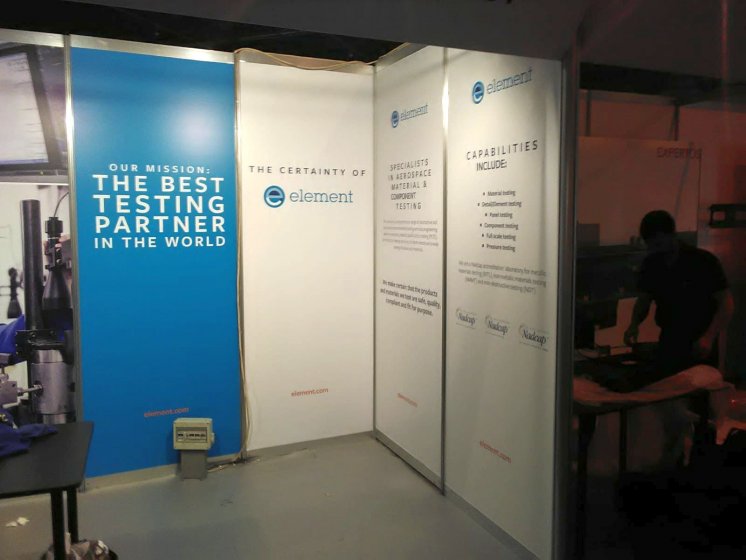 Rotulación con vinilo laminado de Stand en Fibe, feria de la Aeronáutica Sevilla. Empresa Element.