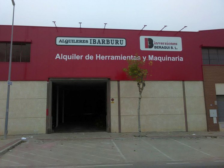 Rotulación de fachadas con vinilos y letras corpóreas. Alquileres Ibarburu e Inversiones Beragui Dos Hermanas Sevilla.