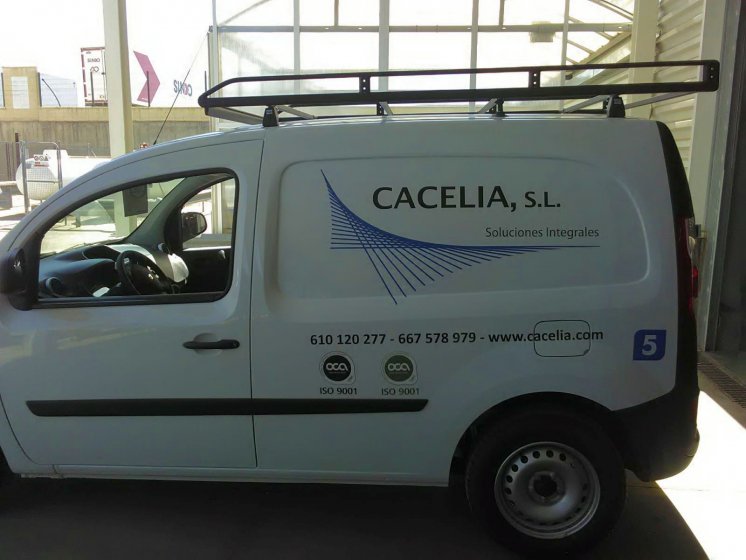 Rotulación de furgoneta con vinilos de corte. Cacelia Sevilla.