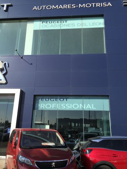 Rotulación de lunas con vinilos de corte. Peugeot Automares Sueminencia Sevilla.