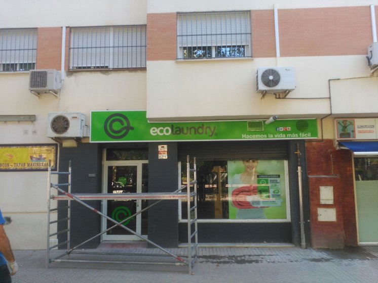 Rotulación de vinilos y cartelería para EcoLaundry Sevilla