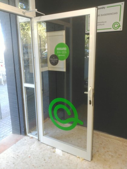 Rotulación de vinilos y cartelería para EcoLaundry Sevilla