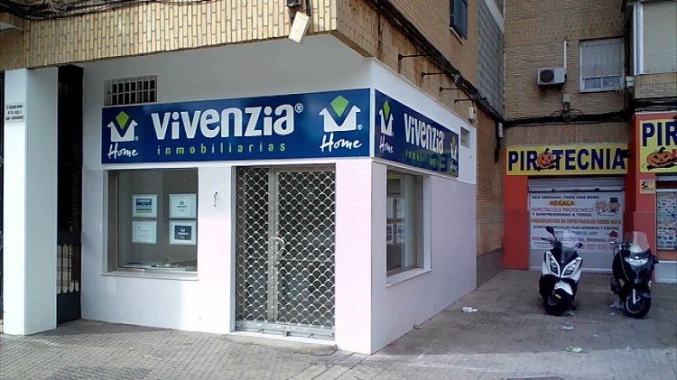 Rótulo en bandeja plegada y rotulada con vinilos de corte. Inmobiliaria Vivenzia Sevilla.