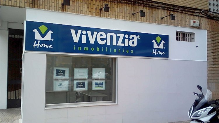 Rótulo en bandeja plegada y rotulada con vinilos de corte. Inmobiliaria Vivenzia Sevilla.