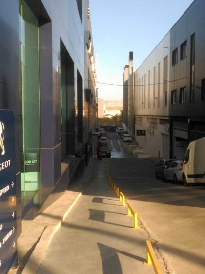 Rótulo Banderola rotulado a doble cara con vinilos. Peugeot Automares y Nissan Vanauto Sevilla.