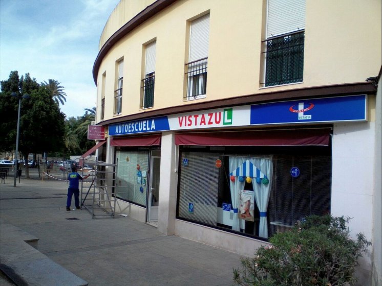 Rótulo Caja luminosa con cortes curvos. Autoescuela Vistazul Dos Hermanas Sevilla.