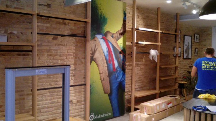 Rótulo Caja luminosa de interior con tela tensada e iluminada por led. Makadonien Sevilla.