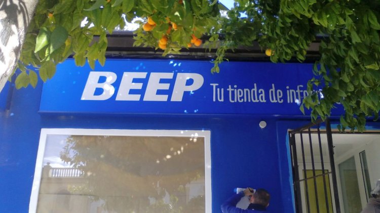 Rótulo Caja luminosa rotulado con vinilos. Beep Informática Espartina Sevilla.