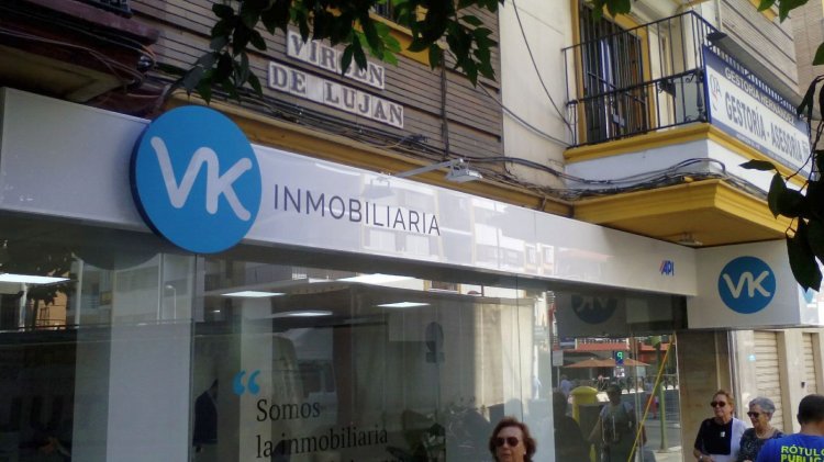 Rótulo cartel luminoso con logo corpóreo. Inmobiliaria VK Sevilla.