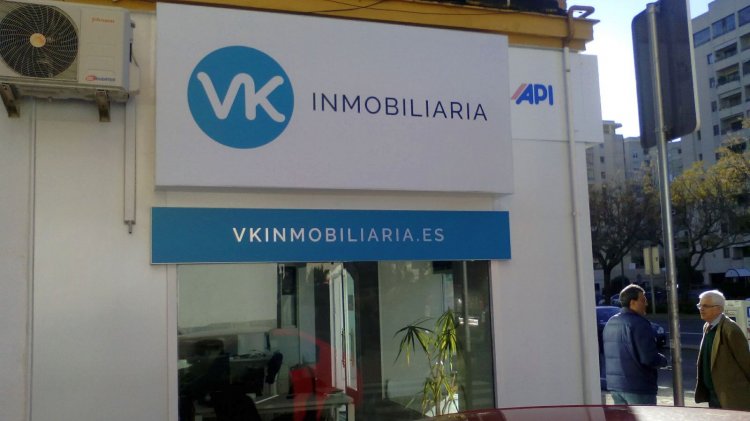 Rótulo cartel luminoso con logo corpóreo. Inmobiliaria VK Sevilla.