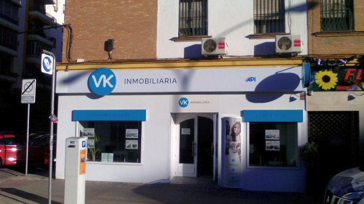 Rótulo cartel luminoso con logo corpóreo. Inmobiliaria VK Sevilla.