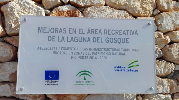 Rótulo cartel en metacrilato pulido y rotulado a la inversa. Placas homologadas Junta de Andalucía.