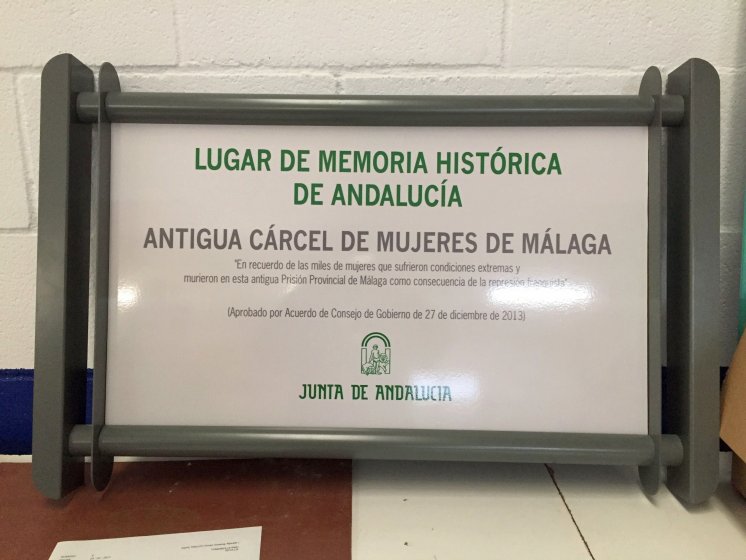 Rótulo cartel señalizador rotulado con vinilo sobre soporte Junta de Andalucía. Memoria Histórica Málaga