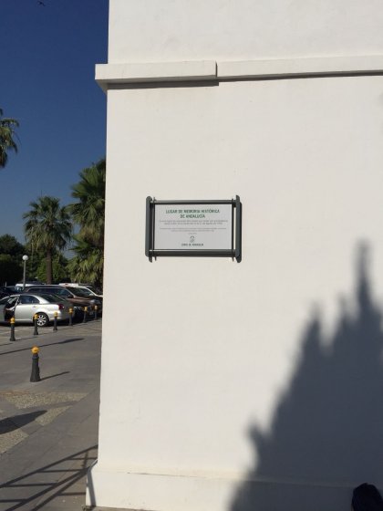 Rótulo cartel señalizador rotulado con vinilo sobre soporte Junta de Andalucía. Memoria Histórica Sevilla