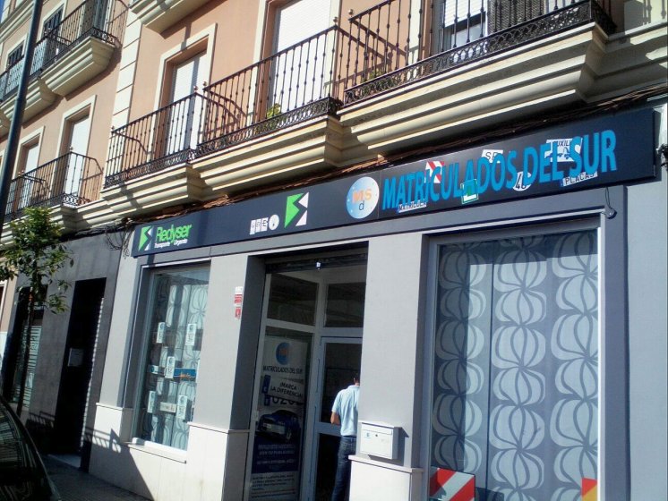 Rótulo cartel tipo bandeja rotulada en vinilos en impresión digital laminados. Sevilla