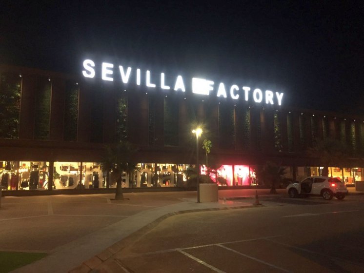 Rótulo en Letras corpóreas con frente de metacrilato e iluminadas con led. Centro Comercial Sevilla Factory en Dos Hermanas.