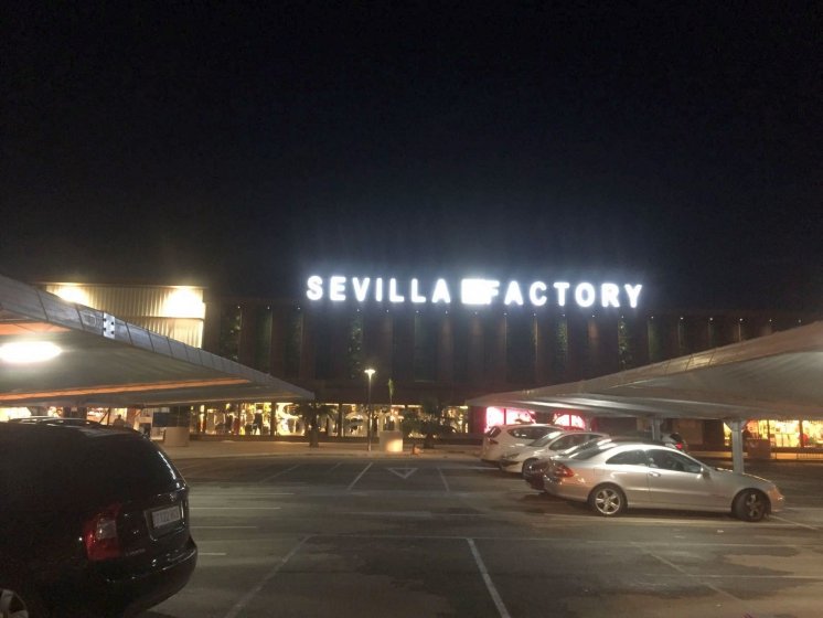 Rótulo en Letras corpóreas con frente de metacrilato e iluminadas con led. Centro Comercial Sevilla Factory en Dos Hermanas.