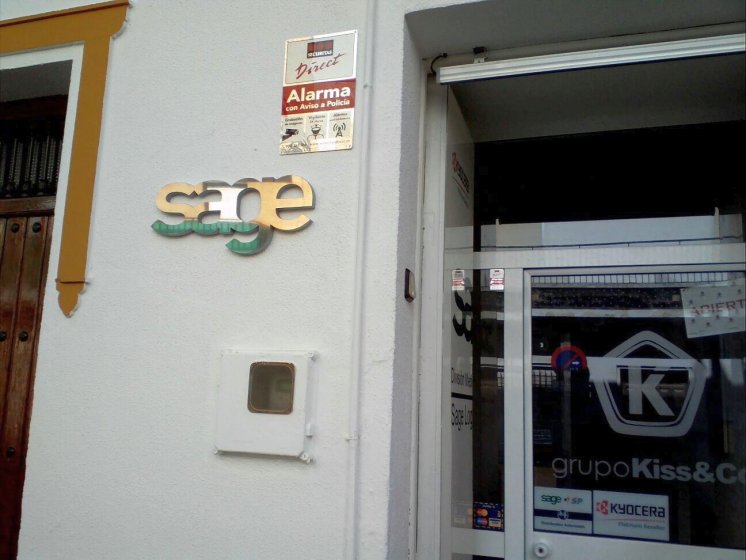 Rótulo Letras corpóreas en pvc con frente de acero inoxidable. Sage Dos Hermanas Sevilla.