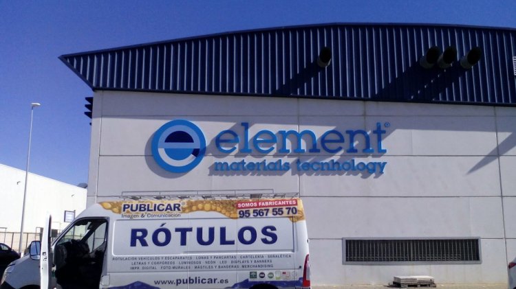 Rótulo en letras corpóreas recortadas en PVC de 30 mm y lacadas. Element Sevilla.