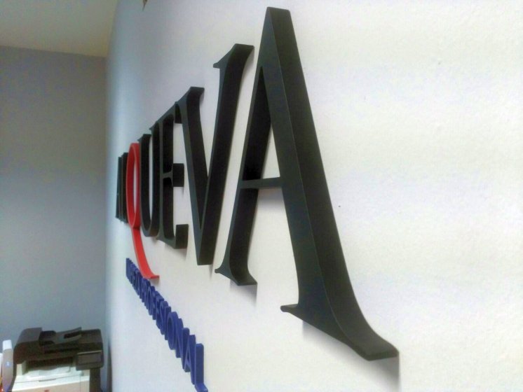 Rótulo en letras de pvc lacadas . Alqueva Servicios integrales Sevilla.