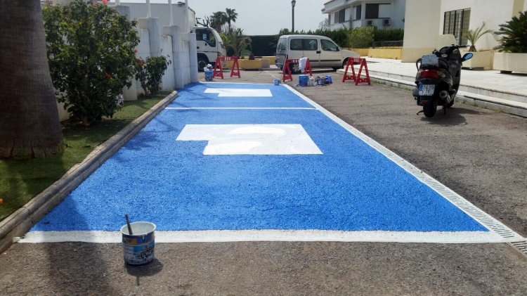 Rótulo señalizador plaza parking de minusválido. Pintura especial suelo para Hotel Simón Verde Sevilla.