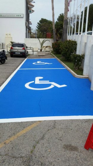 Rótulo señalizador plaza parking de minusválido. Pintura especial suelo para Hotel Simón Verde Sevilla.