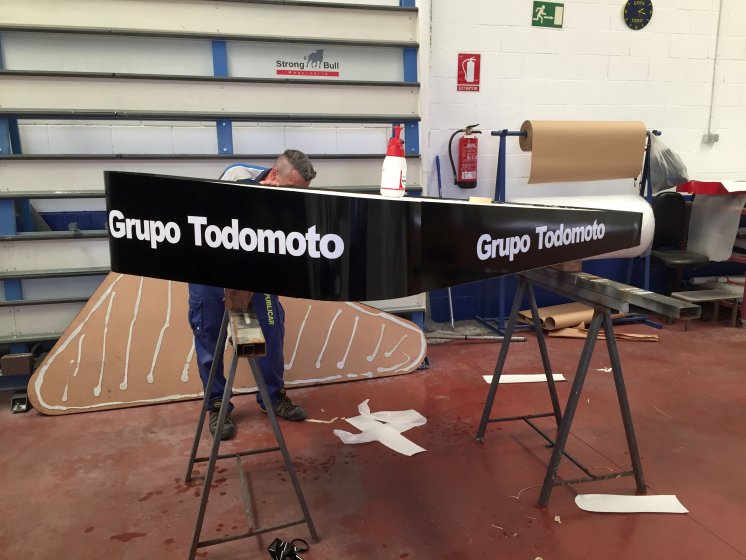 Stand para motos rotualdo en vinilo. Grupo Todomoto Sevilla