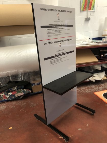 Toten soporte urna y rotulado con vinilos. Trabajo para el Museo Militar de Sevilla.