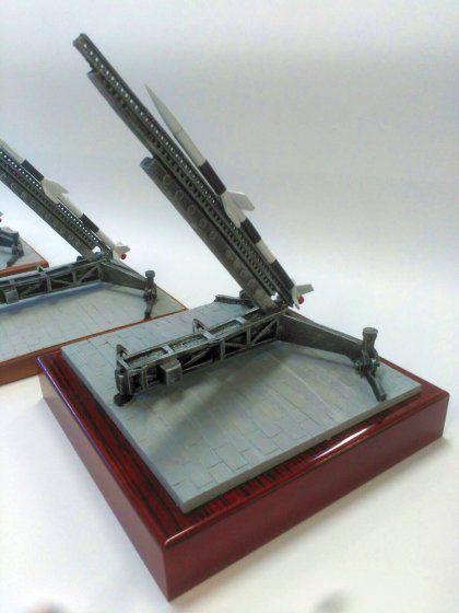 Trofeo figura en resina y base metopa de madera. Instituto Nacional de Técnica Aeroespacial Centro De Experimentación De El Arenosillo. Mazagón Huelva.