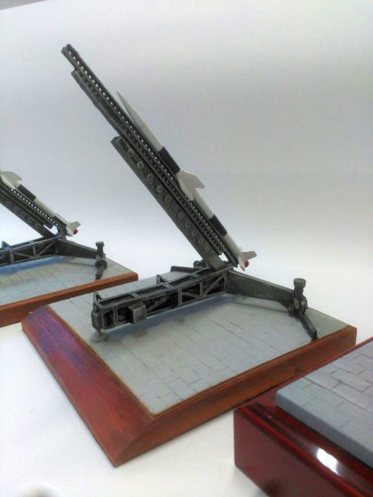 Trofeo figura en resina y base metopa de madera. Instituto Nacional de Técnica Aeroespacial Centro De Experimentación De El Arenosillo. Mazagón Huelva.